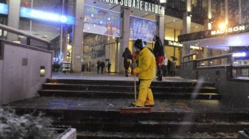 Empleados del Madison Square Garden se mantuvieron sacando la nieve desde temprano en la noche del viernes.