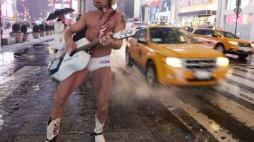 Aunque se le ha pedido a los ciudadanos que no salgan a la calle, Robert Burck, el Vaquero de Times Square, trabaja en medio de la tormenta "Nemo"