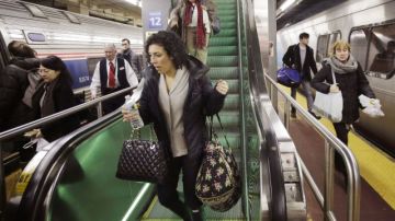 En Penn Station, NYC, los usuarios intentaban temprano no perder el tren que los llevara a sus hogares.