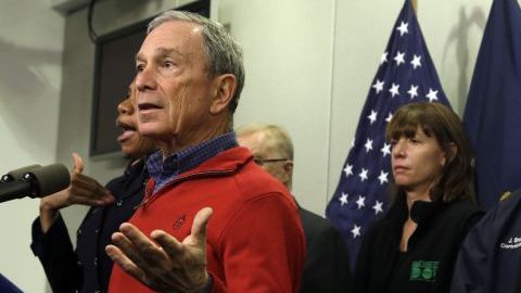 El alcalde de la Ciudad de Nueva York, Michael Bloomberg (de rojo) explica los pasos que han tomado para proteger a los ciudadanos durante la tormenta Nemo.
