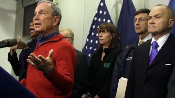 El alcalde de la Ciudad de Nueva York, Michael Bloomberg (de rojo) explica los pasos que han tomado para proteger a los ciudadanos durante la tormenta Nemo.