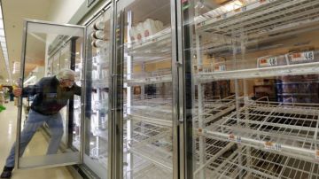 Procura tener en casa alimentos ya que muchos ciudadanos han vaciado las tiendas como muestra esta imagen tomada hoy en Massachusetts, donde la leche escasea.