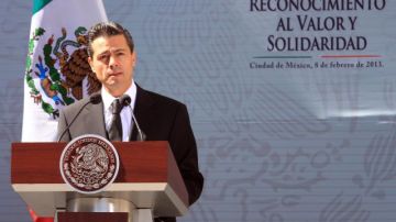 Enrique Peña Nieto agradeció la solidaridad de los petroleros y reconoció el valor de voluntarios, bomberos, soldados, marinos y policías en las labores de rescate en la Torre B2.