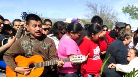 Familiares del músico Javier Flores, integrante del grupo Kombo Kolombia, asisten a su funeral.
