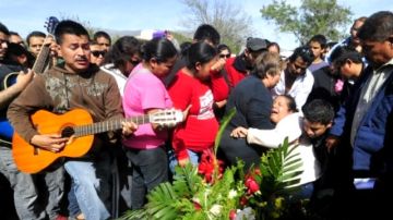 Familiares del músico Javier Flores, integrante del grupo Kombo Kolombia, asisten a su funeral.