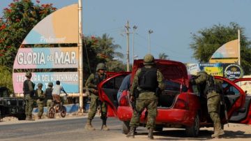Soldados  revisan un auto en Acapulco, luego de que un grupo de hombres armados violara a seis turistas españolas.