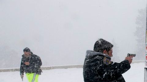 La nieve se hizo presente en el caso del ex policía que es buscado por un doble homicidio en California.