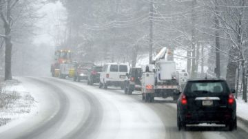 Ciudadanos trataron de despejar las carreteras de Massachusetts antes de las 4:00 p.m.