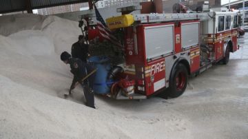 Los bomberos de NY ayudan a cargar los camiones con sal que permita derretir la nieve pronto.