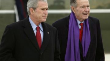 Un ciberintruso logró acceso a información privada de los expresidentes de Estados Unidos George W. Bush y su padre George H.W. Bush, y los colgó en la red.