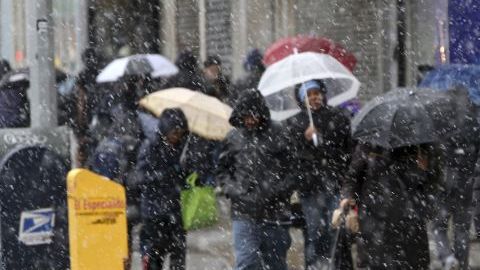 En la Ciudad de Nueva York, la nieve comenzo a caer desde temprano como muestra esta foto tomada en la calle Delancey.