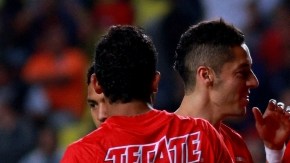 Sergio Santana es felicitado luego de anotar el gol de la victoria del Morelia.