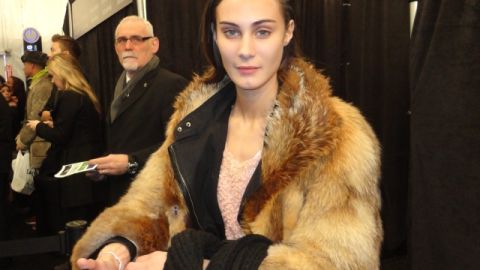 Elena Santamatilde relajándose después de su desfile