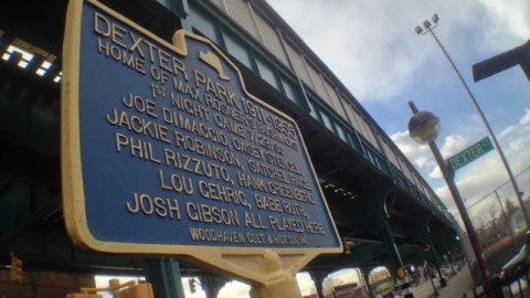 Sólo los curiosos se dan cuenta de la placa que se encuentra en la esquina de Dexter Lane y Jamaica Avenue, en Queens, con la que se recuerda la historia del estadio Dexter Park, el antiguo hogar de los Bushwicks de Brooklyn que fundó Max Rosner.
