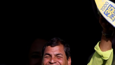 El presidente ecuatoriano Rafael Correa quien está de candidato a la reelección muestra la plancha contra la oposición.