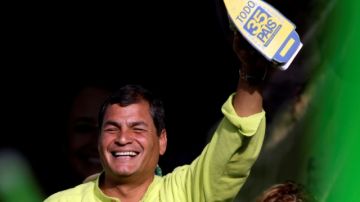 El presidente ecuatoriano Rafael Correa quien está de candidato a la reelección muestra la plancha contra la oposición.