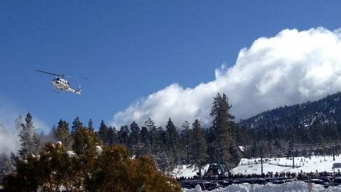 Un helicóptero del Departmento del Sheriff de Los Ángeles reanuda la búsqueda del prófugo Christopher Dorner, cerca de Big Bear, California.
