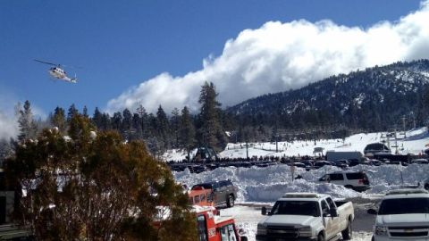 Un helicóptero del Departmento del Sheriff de Los Ángeles reanuda la búsqueda del prófugo Christopher Dorner, cerca de Big Bear, California.