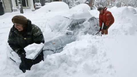 Ciudadanos remueven nieve en Boston.