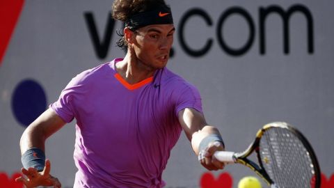 El tenista español Rafael Nadal responde una bola ante el argentino Horacio Zeballos.