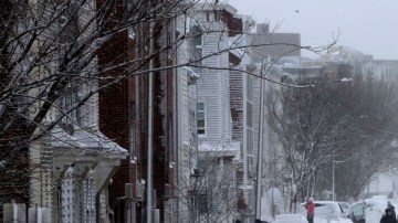 Residentes del área sur de Boston salen a la calle y tratan de desenterrar  sus vehículos que quedaron sepultados.