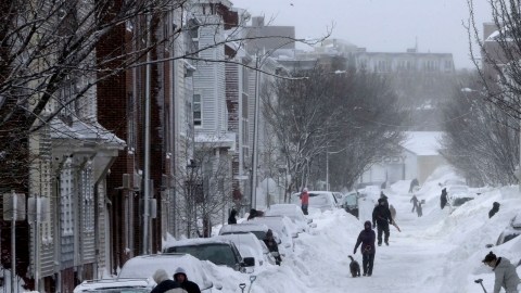 Residentes del área sur de Boston salen a la calle y tratan de desenterrar  sus vehículos que quedaron sepultados.