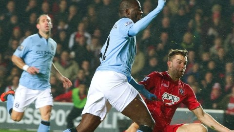 Joe Hart (caído), portero del Manchester City, colicciona con   Jay Rodríguez (centro) del Southampton, mientras Yaya Toure pide  falta.
