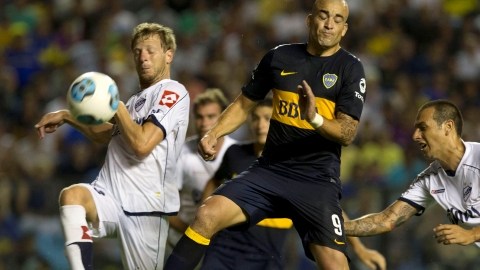 Santiago Silva (centro), batalla con  Joel Carli (izq.) y   Wilfredo Olivera, de Quilmes en el partido de  ayer en La Bombonera.