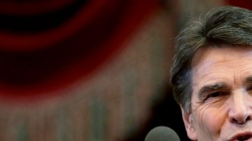 El gobernador de Texas y excandidato  presidencial Rick Perry no ha hecho referencia al debate sobre una posible reforma migratoria.