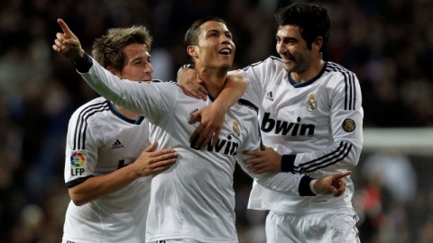 Cristiano Ronaldo celebra su segundo gol, en la victoria del Real Madrid sobre el Sevilla ayer en el estadio Santiago Bernabeu.