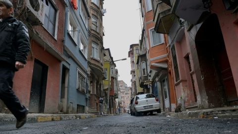Vista de la calle en el barrio de Tarlabasi, en Estambul, donde Saraí Sierra rentó un apartamento.