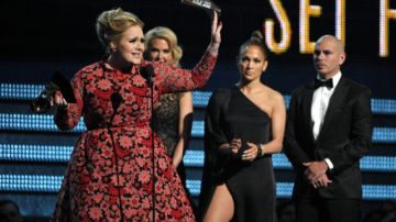 Mientras Adele celebraba su premio, algunas miradas iban a la pierna al desnudo de Jennifer López.