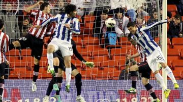 El defensa mexicano del Espanyol, Héctor Moreno (15), ya remató para marcar el 1-0 del Espanyol, ayer.