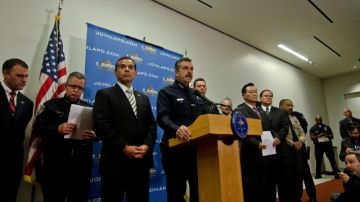 Antonio Villaraigosa, acompañado de alcaldes y jefes de policía, anunció la recompensa de un millón de dólares.
