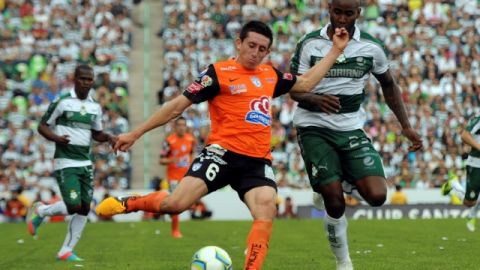 Héctor Herrera, quien aquí se prepara a disparar ante la marca de Felipe Baloy, dio el triunfo a los Tuzos en la 'Bella Airosa'.