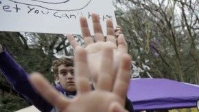 La gente festejaba durante el desfile del Mardi Gras, en New Orleans, Louisiana, ayer domingo.