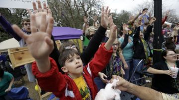 La gente festejaba durante el desfile del Mardi Gras, en New Orleans, Louisiana, ayer domingo.
