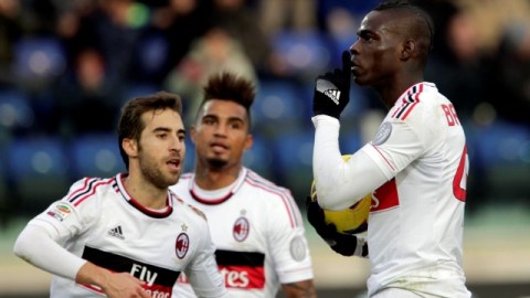 El artillero Mario Balotelli (der.) celebra tras convertir la pena máxima que le dio al Milan el empate 1-1 ante Cagliari.