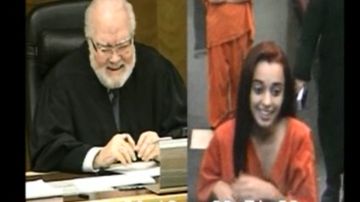 Imagen tomada del video en el momento en que Penélope Soto insulta al juez.