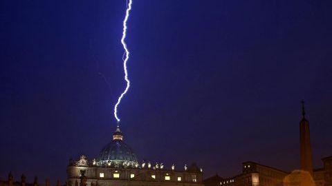Un rayo golpea la basílica de San Pedro hoy en la Ciudad del Vaticano, el mismo día en el que el papa Benedicto XVI anuncia su abdicación.