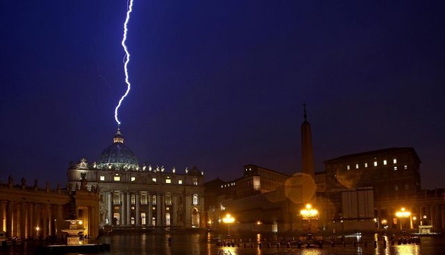 Un rayo golpea la basílica de San Pedro hoy en la Ciudad del Vaticano, el mismo día en el que el papa Benedicto XVI anuncia su abdicación.