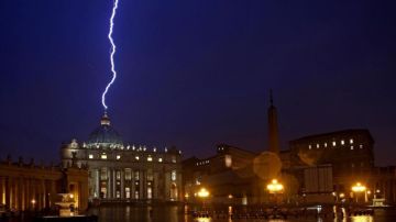 Un rayo golpea la basílica de San Pedro hoy en la Ciudad del Vaticano, el mismo día en el que el papa Benedicto XVI anuncia su abdicación.