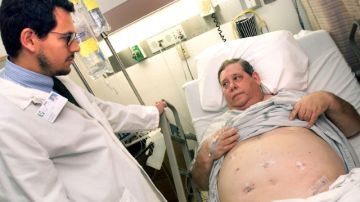 Imagen de archivo en la que un doctor del hospital City of Hope   visita a un paciente sometido a una operación para eliminar su cáncer de colon.