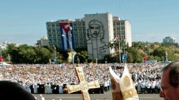 Foto del papa Benedict XVI a su llegada para dirigir una misa en ela Plaza de la Revolución en La Habana, Cuba, en marzo pasado.