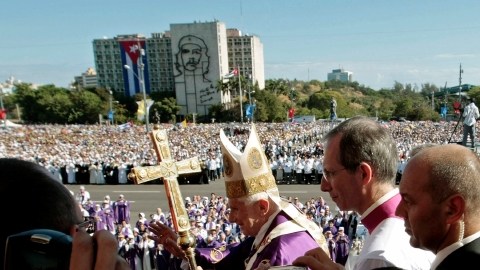 Foto del papa Benedict XVI a su llegada para dirigir una misa en ela Plaza de la Revolución en La Habana, Cuba, en marzo pasado.