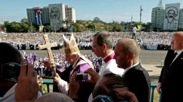 Foto del papa Benedict XVI a su llegada para dirigir una misa en ela Plaza de la Revolución en La Habana, Cuba, en marzo pasado.