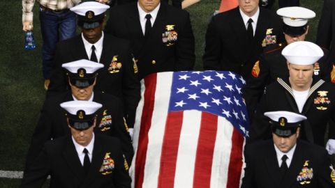 Taya Kyle y sus dos hijos salían ayer del servicio fúnebre de Chris Kyle, 'el francotirador más letal en la historia reciente de EEUU'.