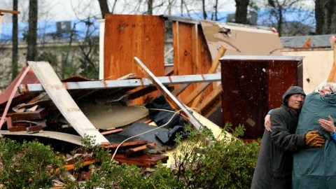 Los hermanos Michael y Colin Pierce reciben consuelo de su amiga Susan Hrostowski al ver los destrozos que causó el tornado en la casa de sus padres, en la localidad de Hattiesburg, Misisipi.