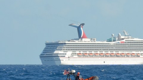 El navío Carnival Triumph se encuentra sin propulsión en el Golfo de México a la espera de ser remolcado a un puerto de Yucatán.