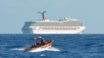 El navío Carnival Triumph se encuentra sin propulsión en el Golfo de México a la espera de ser remolcado a un puerto de Yucatán.